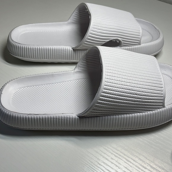 New never been worn, slip on comfortable slides - Picture 3 of 5